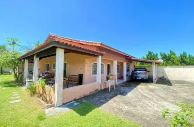 Casa na praia com 6 quartos, piscina, churrasqueira e jardim em itanhaém.