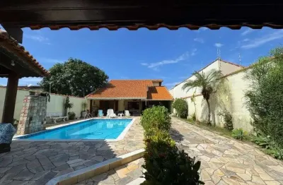 Casa na praia com 5 quartos, piscina e área gourmet em peruíbe.
