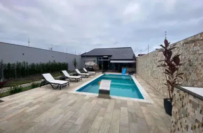 Casa na praia com piscina, 2 quartos e área gourmet em itanhaém.