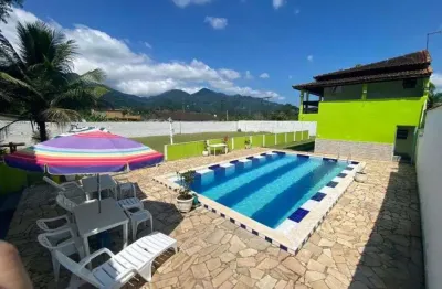 Chácara com 2 quartos, piscina e área gourmet com churrasqueira em peruíbe.