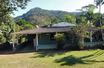 Chácara com 3 quartos, churrasqueira e árvores frutíferas em itariri.