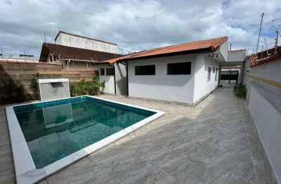 Casa na praia com 3 quartos, piscina e área gourmet em peruíbe.