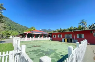 Chácara com piscina, 8 quartos, lago e churrasqueira em itariri.
