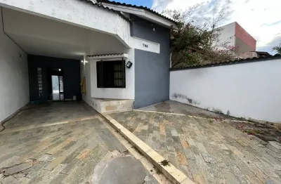 Casa com 4 quartos e espaço para piscina em peruíbe.