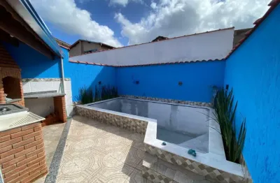 Casa com 2 quartos, piscina e churrasqueira em itanhaém.