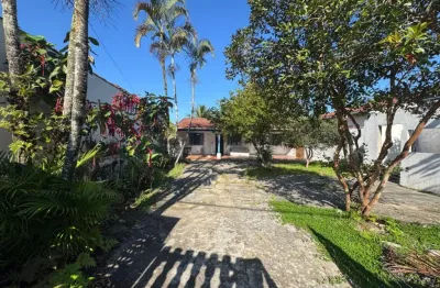 Casa com 2 quartos, jardim e área gourmet com churrasqueira em itanhaém.