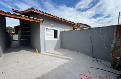 Casa com 2 quartos, piscina e área gourmet em peruíbe.