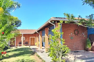 Casa na praia com 3 quartos, churrasqueira e jardim em itanhaém.