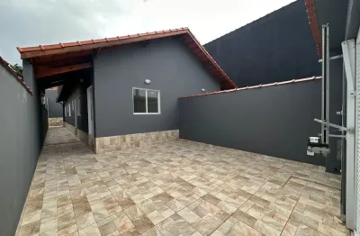 Casa com 2 quartos, piscina e churrasqueira em itanhaém.