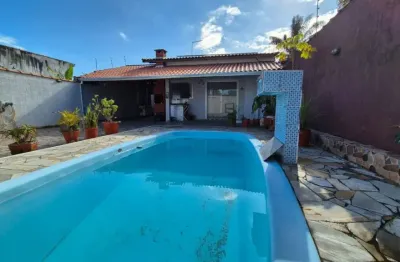 Casa com 4 quartos, piscina e churrasqueira em itanhaém.
