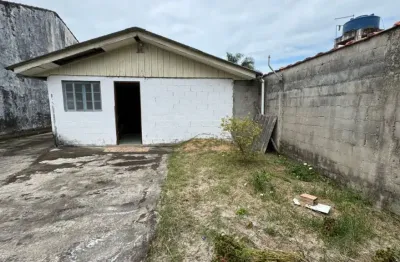 Casa com 3 quartos e espaço para piscina em itanhaém.