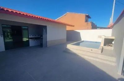 Casa com 2 quartos, piscina e churrasqueira em mongaguá.