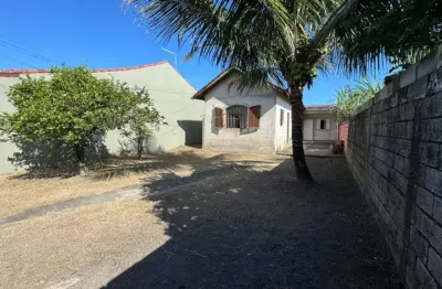 Casa com 3 quartos, jardim e espaço para piscina em itanhaém.