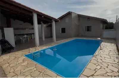 Casa na praia com 3 quartos, piscina e churrasqueira em itanhaém.