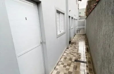 Casa com 2 quartos à 50m da rodovia em praia grande.