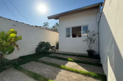 Casa com 2 quartos, área gourmet e espaço para piscina em itanhaém.
