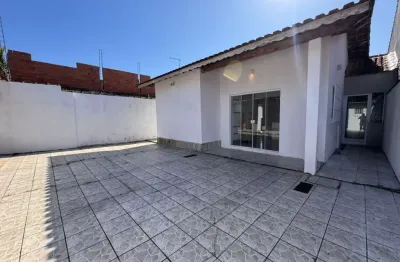 Casa com 2 quartos e espaço para piscina em mongaguá.