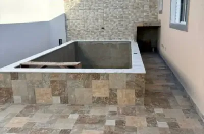 Casa com 2 quartos, piscina e churrasqueira em itanhaém.