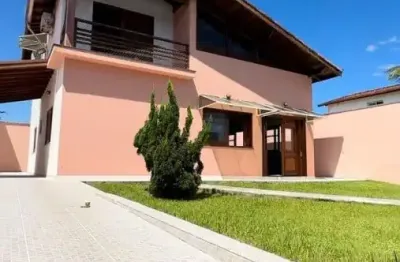 Casa com 5 quartos, espaço para piscina e jardim em itanhaém.