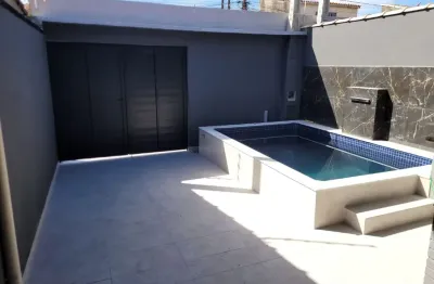 Casa com 2 quartos, piscina e área gourmet em itanhaém.