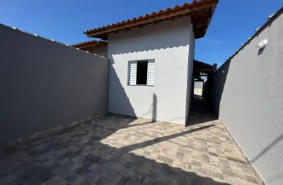 Casa com 2 quartos, piscina e área gourmet em itanhaém.