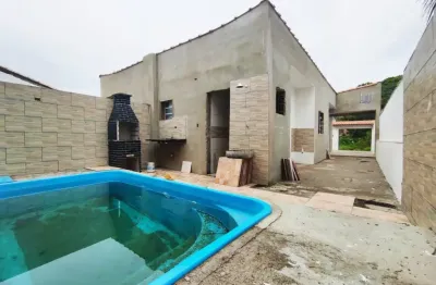 Casa com 2 quartos, piscina e churrasqueira em itanhaém.