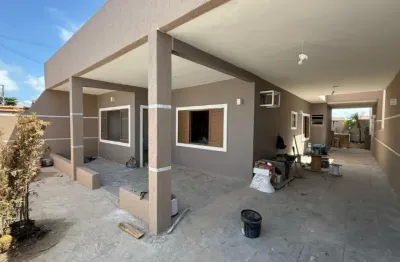 Casa com 3 quartos, jardim e espaço para piscina em itanhaém.