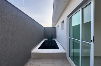 Casa em condomínio com piscina, 2 quartos e churrasqueira em itanhaém.