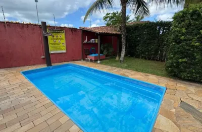 Casa em condomínio com piscina, 2 quartos e churrasqueira em itanhaém.