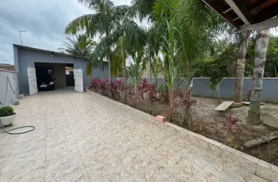 Casa com 2 quartos, churrasqueira e espaço para piscina em itanhaém.