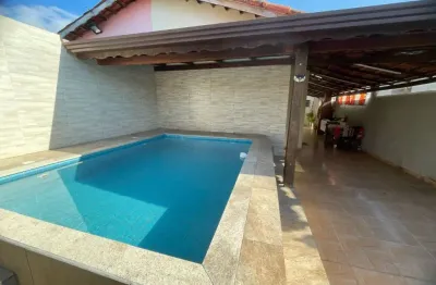 Casa com piscina, 3 quartos e churrasqueira em peruíbe.