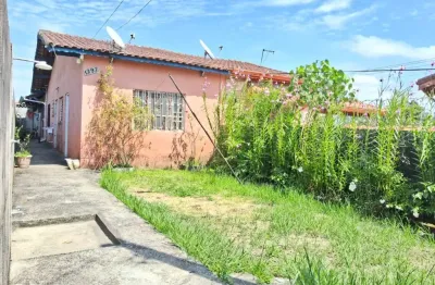 Casa com 2 quartos, jardim e espaço para piscina em itanhaém.