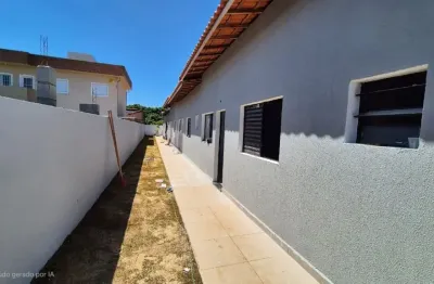Casa em condomínio com 2 quartos e churrasqueira em itanhaém.