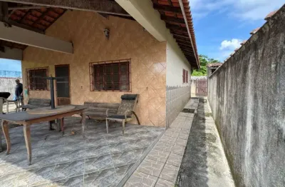 Casa com 2 quartos, jardim e espaço para piscina em itanhaém.