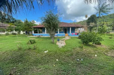Chácara com 2 quartos, jardim e espaço para piscina em itanhaém.