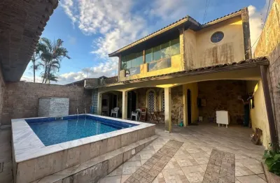 Casa na praia com 3 quartos, piscina e churrasqueira em peruíbe.