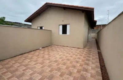 Casa com 2 quartos e espaço para piscina em itanhaém.