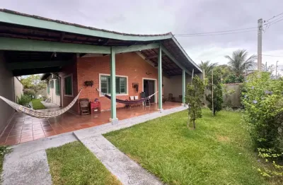 Casa na praia com piscina, 3 quartos e jardim em itanhaém.
