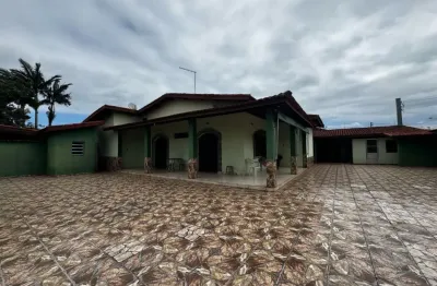 Casa com 3 quartos, churrasqueira e espaço para piscina em itanhaém.