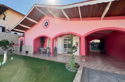 Casa à 300m do mar com 3 quartos, piscina e área gourmet em peruíbe.