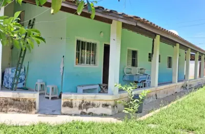 Casa à 80m do mar com 2 quartos, espaço para piscina e jardim em itanhaém.
