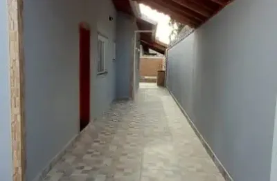 Casa com 2 quartos, piscina e área gourmet em itanhaém.