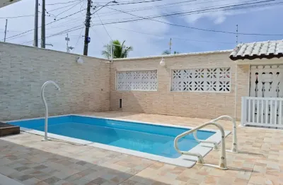 Casa com piscina, 4 quartos e churrasqueira em itanhaém.