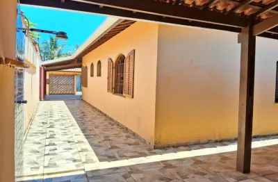 Casa com 3 quartos e churrasqueira à 90m do mar em itanhaém.