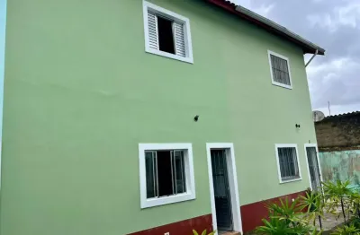 Casa em condomínio com 2 quartos e churrasqueira em mongaguá.