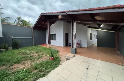 Casa com 3 quartos, área gourmet e espaço para piscina em peruíbe.
