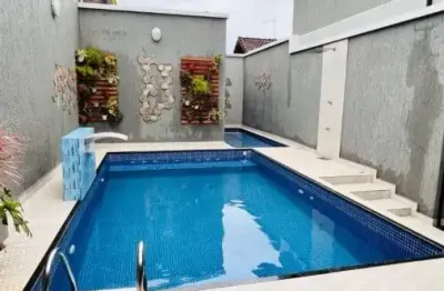 Casa com 2 quartos, piscina e churrasqueira em praia grande.