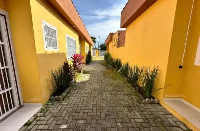 Casa em condomínio com piscina e 2 quartos em itanhaém.