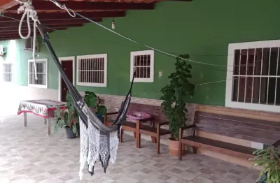 Casa com 2 quartos, jardim e espaço para piscina em itanhaém.
