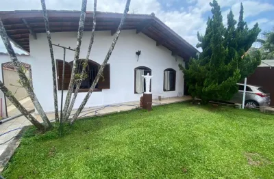 Casa com 2 quartos, churrasqueira e espaço para piscina em peruíbe.